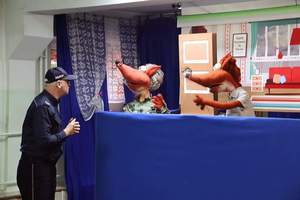 policjanci edukowali z profilaktyki dzieci przy pomocy teatru lalek