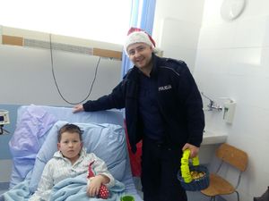 Policjanci z wizytą u dzieci w szpitalu