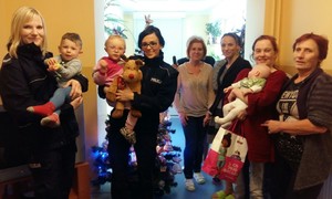 Policjanci w odwiedzinach u rodzin potrzebujących pomocy, które znajdują się w trudnych sytuacjach życiowych, wręczyli dzieciom prezenty.