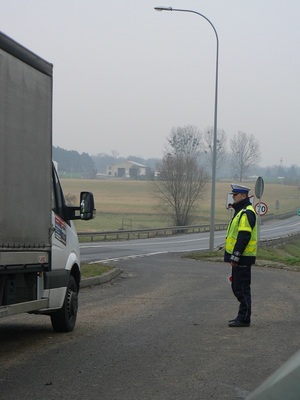 policjanci z ruchu drogowego przeprowadzający kontrole drogowe wśród kierowców