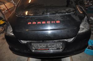zdemontowane części samochodu marki Porsche