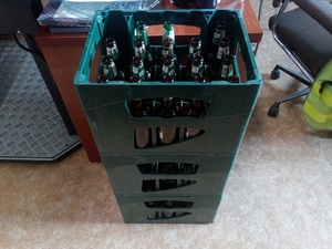 zabezpieczone skrzynki z pustymi butelkami po piwie