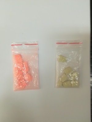 zabezpieczone woreczki z porcjami narkotyków, w tym amfetamina, marihuana oraz kilkanaście tabletek ekstazy
