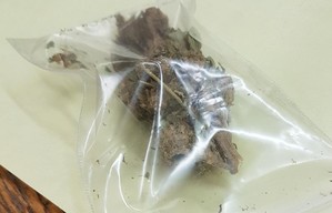 zabezpieczone narkotyki w torebkach foliowych i aluminiowych