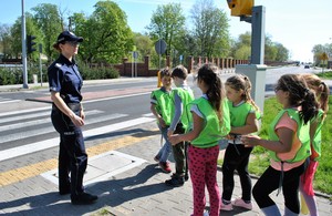 policjanci rozmawiają z dziećmi o bezpieczeństwie na drodze