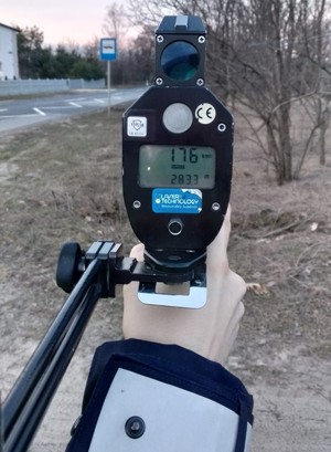na zdjęciu monitor fotoradaru na którym widnieje liczba 176 kilometrów na godzinę