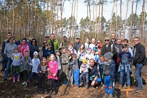 Zdjęcie grupowe 36 osób, które brały udział w sadzeniu drzew