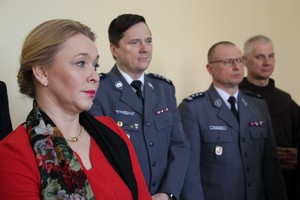 Na pierwszym planie Sekretarz Stanu w Ministerstwie Inwestycji i Rozwoju Andżelika Możdżanowska, obok Niej komendant Chmielewski, komendant Pawłowski i zakonnik.