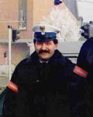 historyczne zdjęcie portetowe policjanta sprzed 20 lat