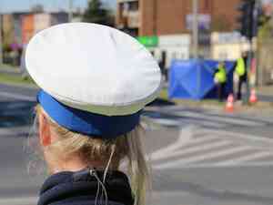 na zdjeciu glowa policjantki w czapce policjanta ruchu d drogowego