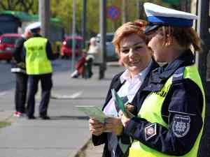 policjantka rozmawia z kobieta w oddali policjant rozmawia z mezczyzna