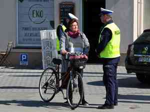 policjant rozmawia z rowerzystka
