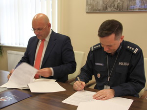 inspektor konrad chmielewski podpisuje umowę z dyrekotrem szpitala w kaliszu