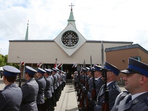 Dwuszereg kompanii honorowej Policji, w tle kościół garnizonowy.