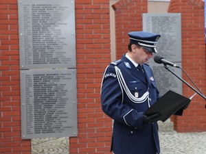 Komendant Wojewódzki przemawia na tle pomnika.