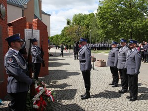 Komendant Miejski Policji w Poznaniu z zastępcami oddają hołd  przed pomnikiem.