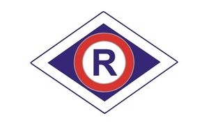 Logo Biura Ruchu Drogowego KGP - granatowa litera R w białym kole z czerwoną obwódką  w rombie na granatowym tle