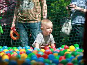 dziecko bawi się w basenie z kolorowymi kulkami