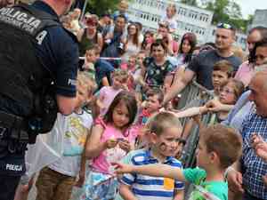 policjant rozdaje dzieciom upominki
