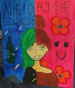 plakat konkursowy przedstawiający twarz kobiety, połowa jest uśmiechnięta, druga smutna