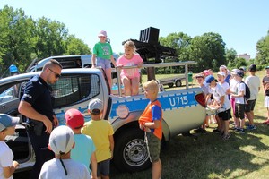 Dzieci oglądają  radiowóz policyjny