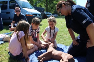Dzieci podczas instruktażu pierwszej pomocy ludziom i  zwierzętom