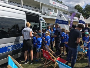 Policjanci z Komendy Wojewódzkiej Policji w Poznaniu z dziećmi i młodzieżą rozmawiają o bezpieczeństwie nad wodą