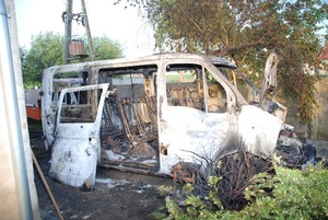 Wrak spalonego samochodu na podwórku