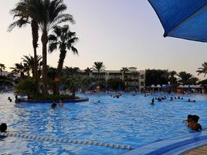 Zdjęcie basenu w egipskim kurorcie Hurghada.