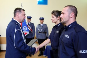 Komendant Wojewódzki Policji w Poznaniu insp. Piotr Mąka w galowym mundurze gratuluje policjantce