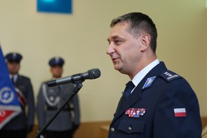 Komendant Wojewódzki Policji w Poznaniu insp. Piotr Mąka w galowym mundurze przemawia