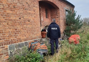 Policjanci z Komendy Powiatowej Policji w Chodzieży podczas kontroli miejsc przebywania bezdomnych