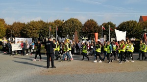 uczniowie ida w marszu przeciw przemocy