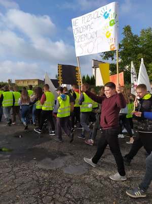 uczniowie ida w marszu przeciw przemocy