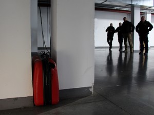 walizka przy ścianie budynku symulująca zagrożenie