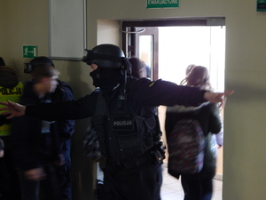 Terrorysta w szkole – ćwiczenia policji i straży pożarnej