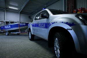 Policjanci z komisariatu wodnego odbierają nowy pojazd z łodzią motorową zakupioną przy wsparciu Urzędu Miasta Poznania