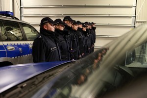 Policjanci z komisariatu wodnego odbierają nowy pojazd z łodzią motorową zakupioną przy wsparciu Urzędu Miasta Poznania