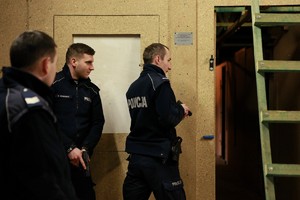 Policjanci z nieetatowej grupy Blokers szkolą się z wchodzenia do różnych pomieszczeń i technik obezwładniania.