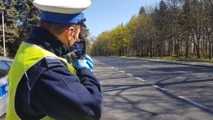 policjant mierzy predkosc nadjezdzajacego pojazdu