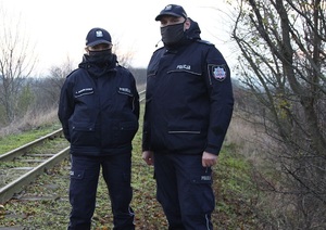 Policjanci z Komendy Powiatowej Policji w Środzie Wlkp., którzy znaleźli zaginionego mężczyznę.
