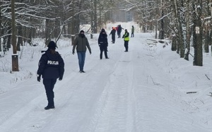 Policjanci podczas poszukiwań 66-letniego mężczyzny w lesie
