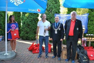 Uczestnicy turnieju organizowanego przez IPA Poznań podczas rozgrywek oraz dekoracji