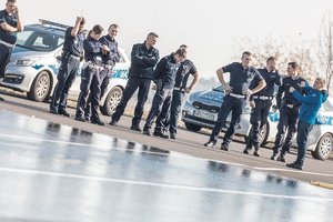 Na zdjęciu grupa policjantów
