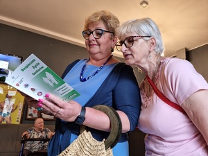 Dwie kobiety czytają poradnik dla seniorów