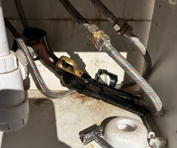 policjanci z zatrzymanym, broń czarnoprochowa