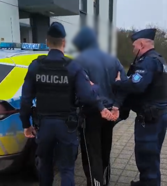 policjanci z zatrzymanym; odzyskany rower