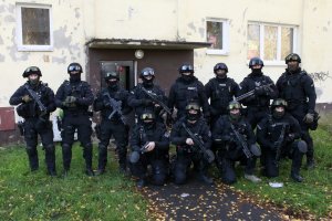 Policjanci z poznańskiej Grupy Realizacyjnej w trakcie szkolenia w budynku przeznaczonym do rozbiórki