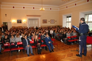 prowadzący i uczestnicy konferencji młody kierowca