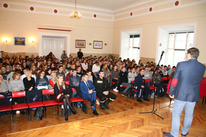 przemawiający prelegent na konferencji